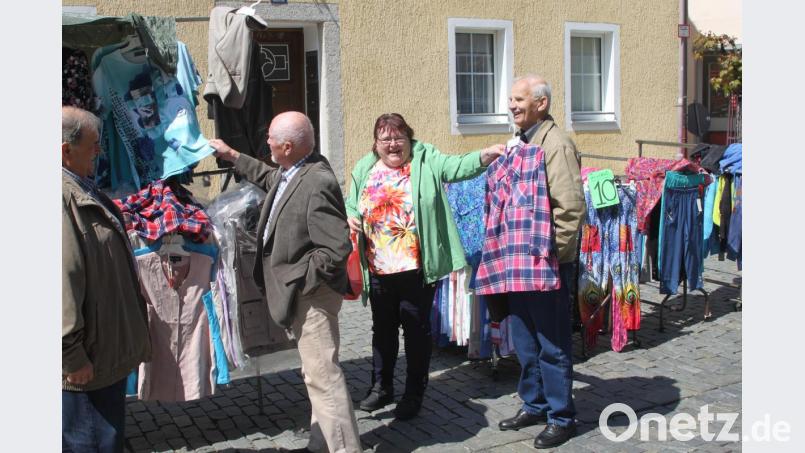 Und Marktmeister Heinz Helgert (rechts) wird auch gleich noch modisch beraten. Obwohl der Besuch am Sonntagvormittag noch nicht so gut ist, sind die Fieranten gut gelaunt. Bild: wrt