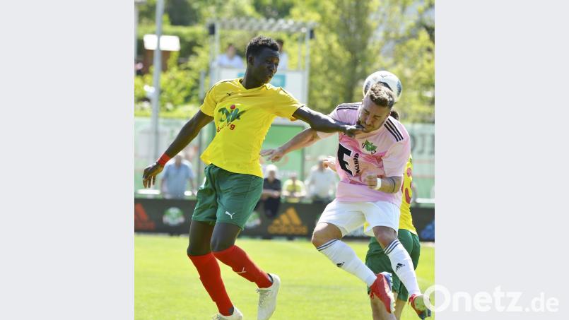 Der Bamberger Stürmer und Doppeltorschütze Sayko Trawally (links) hält sich mit einer Hand den Ammerthaler Linksverteidiger Tobias Särchinger (rechts) vom Leib Bild: Ziegler