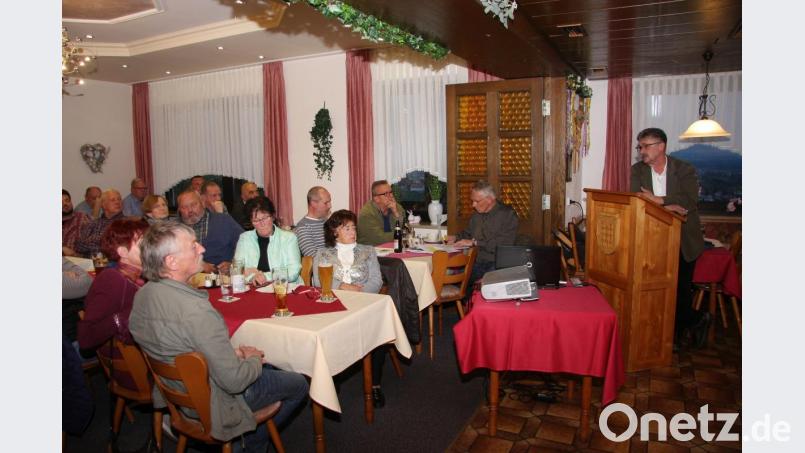 Rund 40 Fuchsmühler ließen sich von Bürgermeister Wolfgang Braun (rechts) informieren. Bild: wro