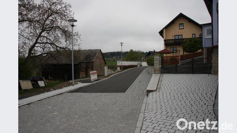 Fast fertiggestellt ist die Carl-Ulrich-Straße, für die die Anlieger dank der Abschaffung der Straßenausbaubeiträge keinen Euro hinlegen mussten. Bild: wro