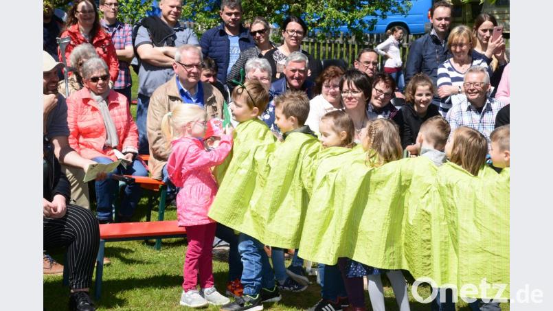 Die kleine &quot;Raupe Nimmersatt&quot; bekommt ein grünes Blatt zum Fressen. Die Zuschauer schauen diesem Spiel fasziniert zu. Bild: bey