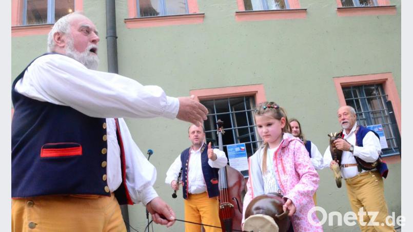 Die Dudelsackgruppe aus Tachov spielte auch mit Fäden in Tonkrügen. Bild: Kunz
