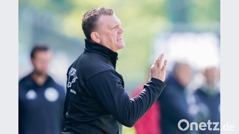 Sandhausens Trainer Uwe Koschinat versucht zu transportieren, dass die Mannschaft nach dem 2:2 der Ingolstädter noch ein Problem bekommen könnte. Bild: Jahn Regensburg