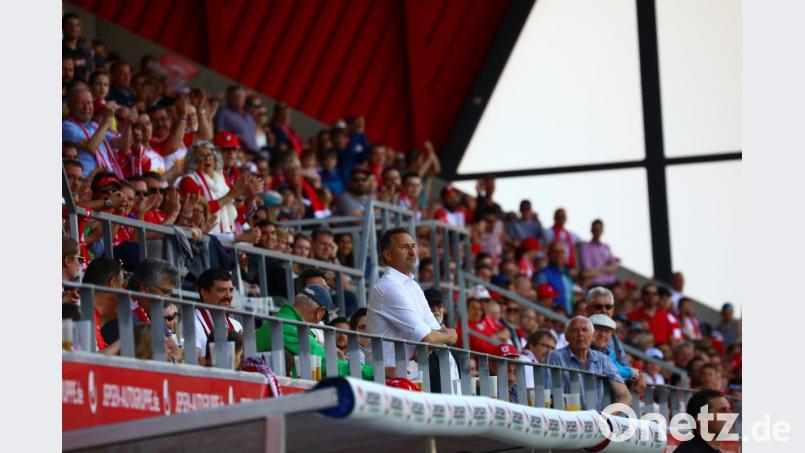 Bei seinem letzten Auftritt als Jahn-Trainer muss Achim Beierlorzer das 2:2 seiner Noch-Mannschaft gegen Sandhausen von der Tribüne aus beobachten. Bild: Jahn Regensburg