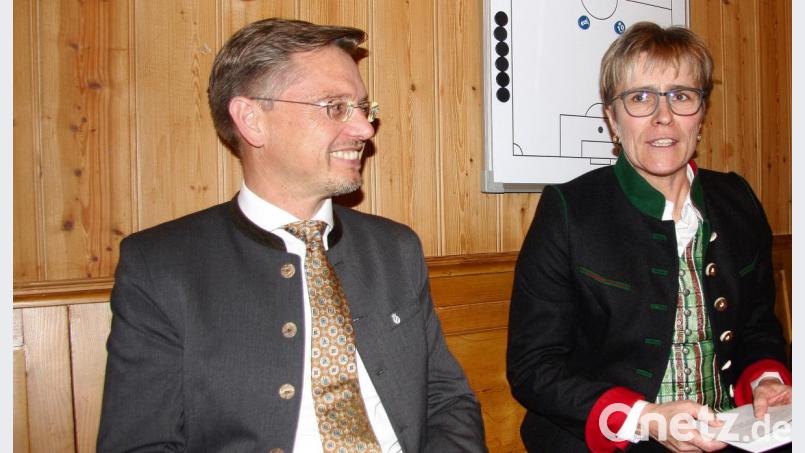 CSU-Kreisvorsitzender Tobias Reiß freute ich über die einstimmige Nominierung Marion Höchts. Noch am Abend sicherte er ihr seine volle Unterstützung zu. Bild: wro
