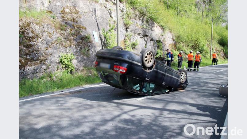 Mit über zwei Promille im Blut überschlägt sich am Samstagnachmittag ein 34-Jähriger mit seinem Auto bei Weidlwang. Der Mann bleibt dabei nahezu unverletzt, sein Volvo jedoch ist laut Polizei ein Totalschaden. Bild: jma