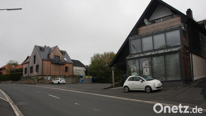 Einig ist man sich im Rathaus darüber, dass der Parkplatz in der Gemeindemitte deutlich schöner werden soll. Verschwinden werden die Altglas-Container. Bild: wro
