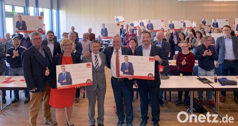 Uli Grötsch (von rechts), OB Kurt Seggewiß sowie SPD-Stadtverbandschefin Sabine Zeidler und &quot;Vize&quot; Herbert Schmid schickten OB-Kandidat Jens Meyer (Mitte) und sein Team für den Stadtrat auf die Reise, die bis zu den Kommunalwahlen Mitte März geht. Bild: Karin Wilck