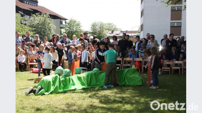 Die Verwandlung von der Raupe Nimmersatt zum Schmetterling spielten die Kinder der Kindertagesstätte Arche Noah im Singspiel zum 50. Geburtstag. Bild: adj
