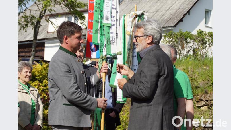 Armin Meßner (rechts) übergibt an Stadlerns Bürgermeister Gerald Reiter den Wimpel des Hauptvereins, den die Gemeinde bis zur Hauptversammlung 2020 unter ihre Fittiche nimmt. Bild: mmj