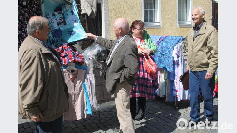 Die Ware wird fachmännisch begutachtet. Marktmeister Heinz Helgert (rechts) sieht interessiert zu. Bild: wrt
