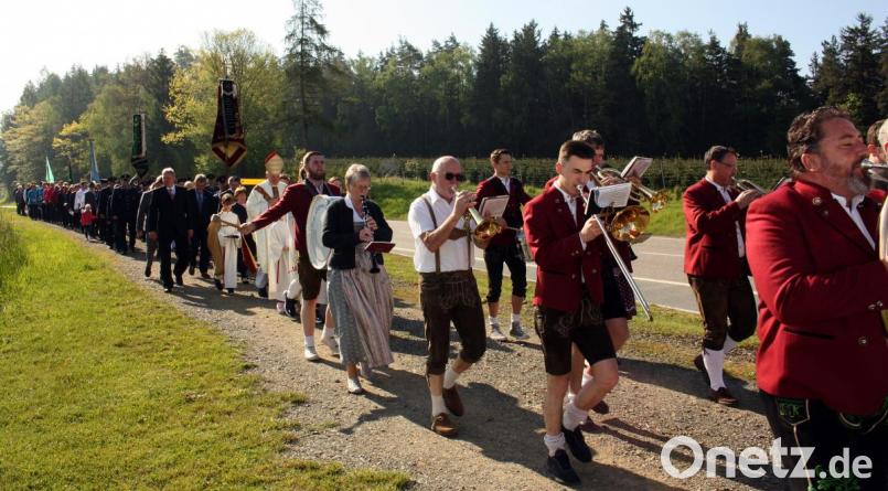 Mit der Blaskapelle voran zogen die Gläubigen und die Fahnenabordnungen der Vereine zur Marienkapelle. Bild: zer