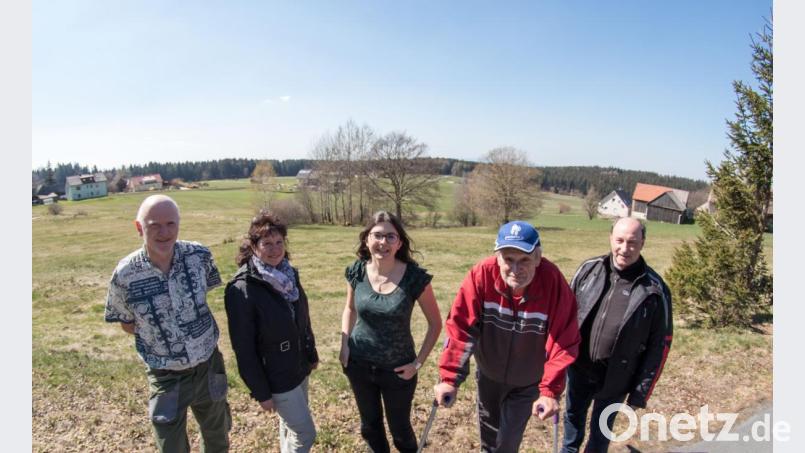 Die Naturliebhaber (von links) Erwin Möhrlein vom Landesbund für Vogelschutz mit Ehefrau Katrin, Naturschutzfachkraft Susanne Pätz von der Unteren Naturschutzbehörde Tirschenreuth, Natur- und Umweltschützer Norbert Hagen und Engelbert Träger vom Landschaftspflegeverein Altglashütte sind vom Biotopverbund an der Altglashütte begeistert. Bild: dtr