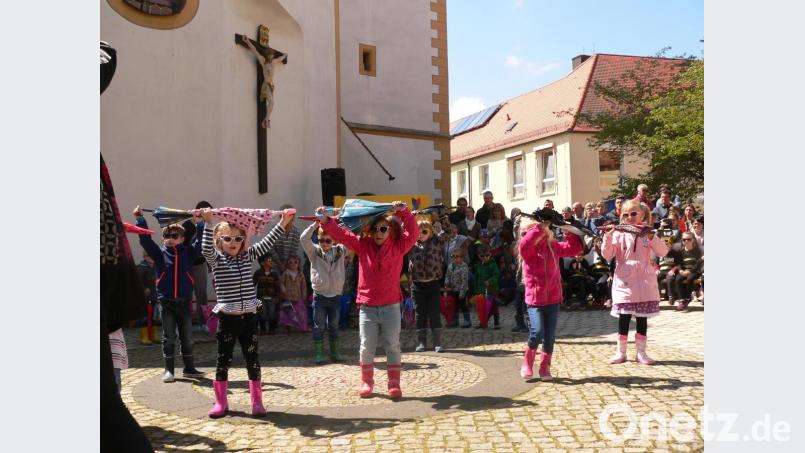 So bunt wie der Frühling ist das Kindergartenfest in Luhe. Die Zuschauer sind stolz auf ihre Sprösslinge und sehen begeistert zu. Bild: mh