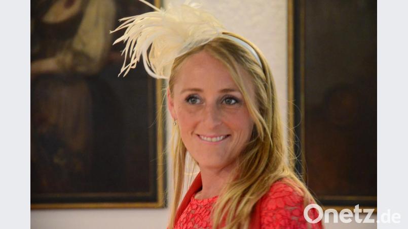 JU-Chefin Maria Sponsel mit weißer Feder. Bild: Kunz
