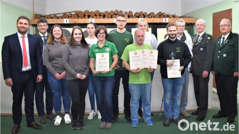 Die Mannschaftssieger beim Sparkassen-Pokalschießen freuen sich über ihre Erfolge. Bild: rgr