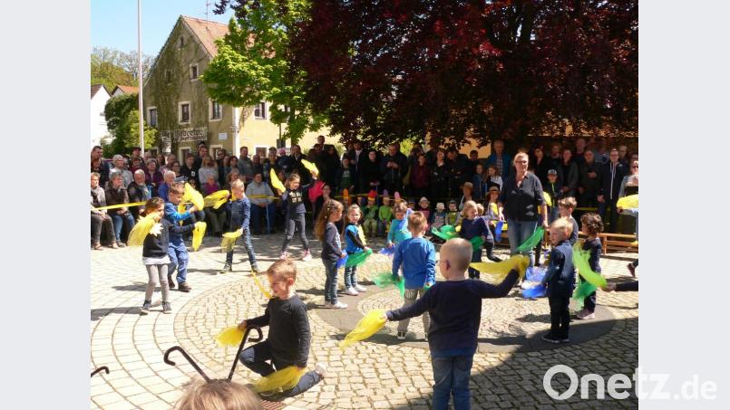 So bunt wie der Frühling ist das Kindergartenfest in Luhe. Die Zuschauer sind stolz auf ihre Sprösslinge und sehen begeistert zu. Bild: mh