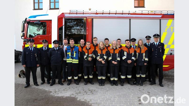 Strahlende Gesichter nach dem Abzeichen: Dazu gratulierten den Teilnehmern Ausbilder Martin Plößl (von links), Kreisbrandinspektor Hubert Blödt, Alexander Zeitler, Bürgermeister Alwin Märkl, stellvertretender Kommandant Peter Meßmann jun., Kreisbrandmeister Armin Daubenmerkl (ab Zweiter von rechts) und Franz Bauer. Bild: egl