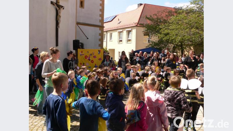 So bunt wie der Frühling ist das Kindergartenfest in Luhe. Die Zuschauer sind stolz auf ihre Sprösslinge und sehen begeistert zu. Bild: mh