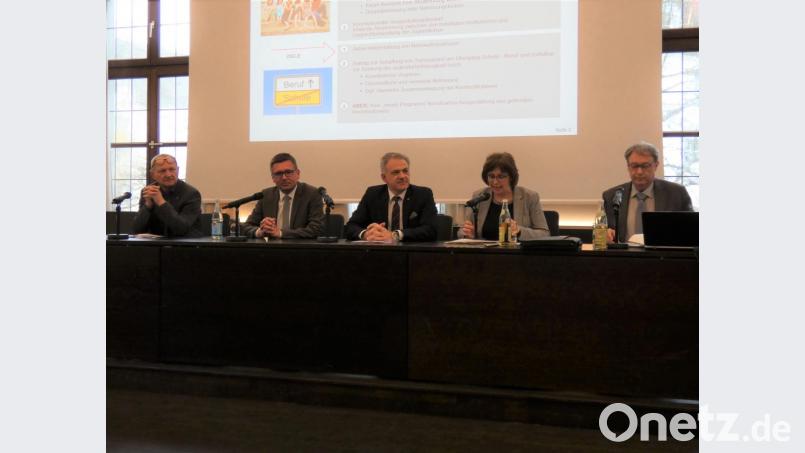 Jugendamtsleiter Emil Slany, Vorsitzender der Geschäftsführung der Agentur für Arbeit Thomas Würdinger, stellvertretender Landrat Roland Grillmeier, Berufsberatungs-Teamleiterin der Agentur für Arbeit Margot Salfetter und Jobcenter-Geschäftsführer Leonhard Merkl (von links) informierten die interessierten Gäste über die Pläne der Jugendberufsagentur. Bild: faa