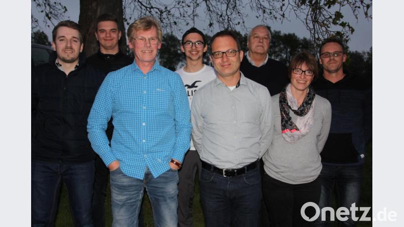 Das neue Vorstandsteam der Sparte Tischtennis im TSV Waldershof. Im Bild von links Florian Schäffler, Nicolai Bäumler, Manfred Jost, Florian Dick, Harald Andritzky, Peter Wildgans, Sabine Horn und Roman Vavrinek. Bild: kro