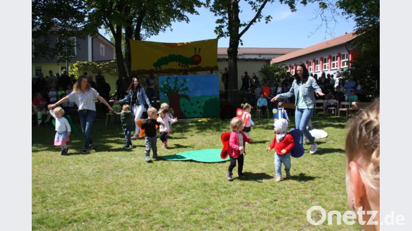 Die Verwandlung von der Raupe Nimmersatt zum Schmetterling spielen die Buben und Mädchen der Kindertagesstätte Arche Noah gekonnt nach. Bild: adj