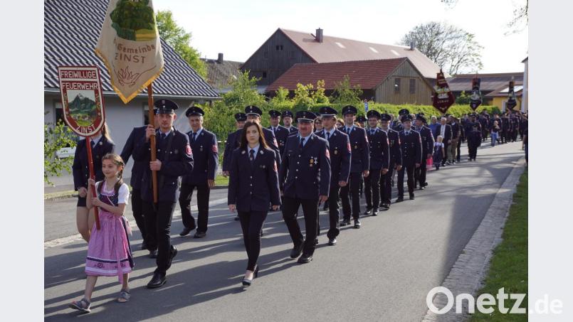 Leni Schraml führte den Kirchzug vom Feuerwehrgerätehaus zum Dorfplatz. Bild: bkr