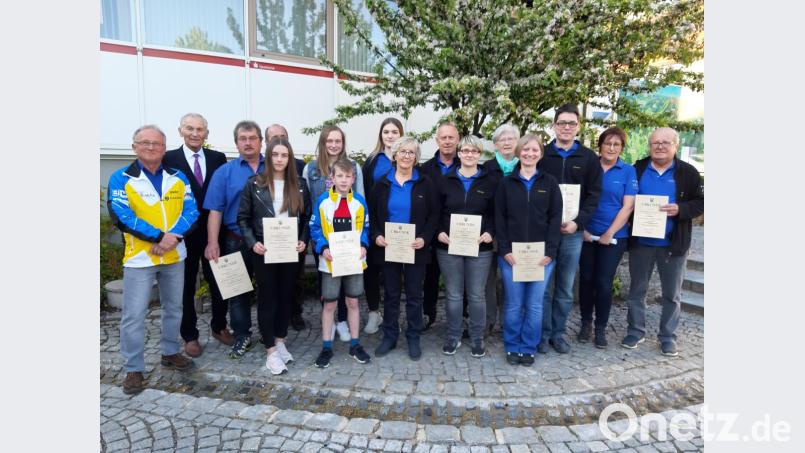 Die erfolgreichen Sportler 2018/19 mit zweitem Bürgermeister Karl Heinz Glaser (Zweiter von links), Schützenmeisterin SC Tell Neubau Andrea Voit (Zweite von rechts), SC-Vorsitzendem Sigurd Zapf (links), Johannes Schrader (Dritter von links) und Wolfgang Nickl (rechts). Bild: gis