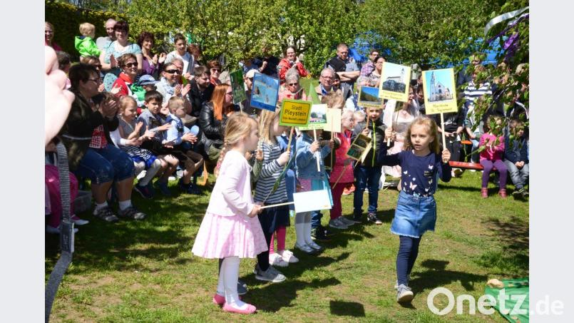 Das Pleystein-Lied gibt´s beim Maifest in Wort mit Gesang und entsprechenden Bildern, alles gleich in acht Reimen. Bild: bey