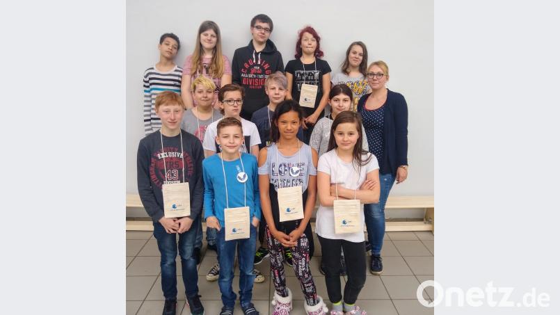 Die Schüler des Sonderpädagogischen Förderzentrums Eschenbach beteiligen sich an der Sammelaktion des Landesbundes für Vogelschutz. Lehrerin Maria Buchfelder (rechts) ist stolz auf ihre fleißigen Schützlinge. Bild: abu