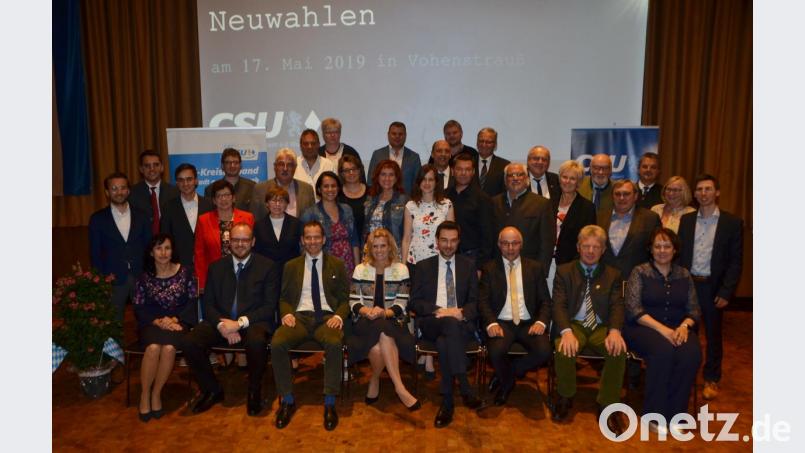 Landtagsabgeordneter Stephan Oetzinger (vorne, Vierter von rechts) ist mit 98 Prozent der Stimmen als Chef des CSU-Kreisverbands Neustadt/WN wiedergewählt. Seine vier Stellvertreter fahren ähnlich gute Ergebnisse ein. Bild: dob