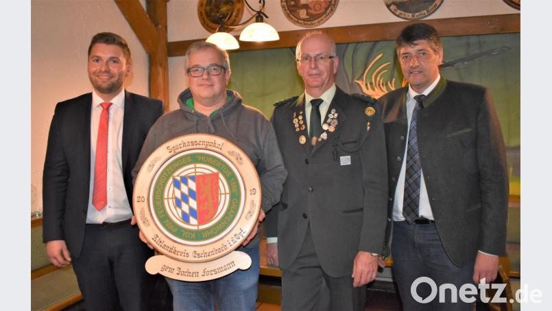 Jochen Forsmann (Zweiter von links) vom Verein Zimmertutzen Troschenreuth ist der Sieger der Sparkassen-Scheibe. Zu seinem Erfolg gratulieren ihm Thomas Wittmann (links) von der Sparkasse sowie (von rechts) Bürgermeister Edgar Knobloch und Schützenmeister Bernhard Ott (Hubertus Grafenwöhr). Bild: rgr