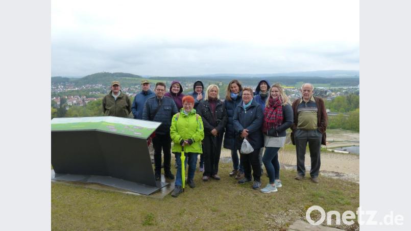 Die Stadtführer am Gipfel des Schlackenbergs mit Blick auf Rosenberg und die Maxhütte in Begleitung von Museumsleiterin Edith Zimmermann (Dritte von rechts) und Kulturamtsleiter Fred Tischler (Dritter von links). Bild: exb