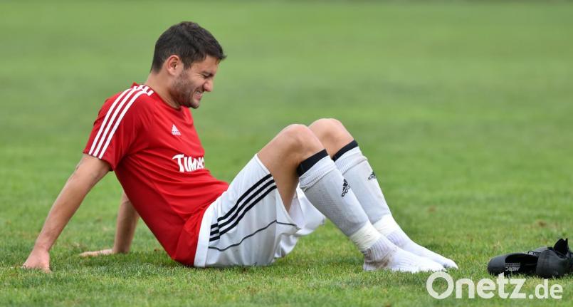 Nach einem groben Foul erhielt Chousein Chousein in Waldkirchen die Rote Karte. Der Mittelfeldspieler wird dem SV Etzenricht in jedem Fall in der ersten Partie in der Relegation beim SV Hahnbach fehlen. Bild: A. Schwarzmeier