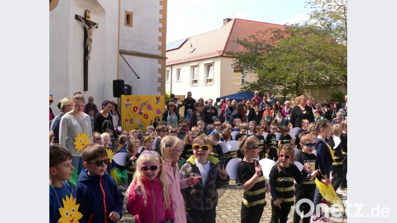 So bunt wie der Frühling ist das Kindergartenfest in Luhe. Die Zuschauer sind stolz auf ihre Sprösslinge und sehen begeistert zu. Bild: mh
