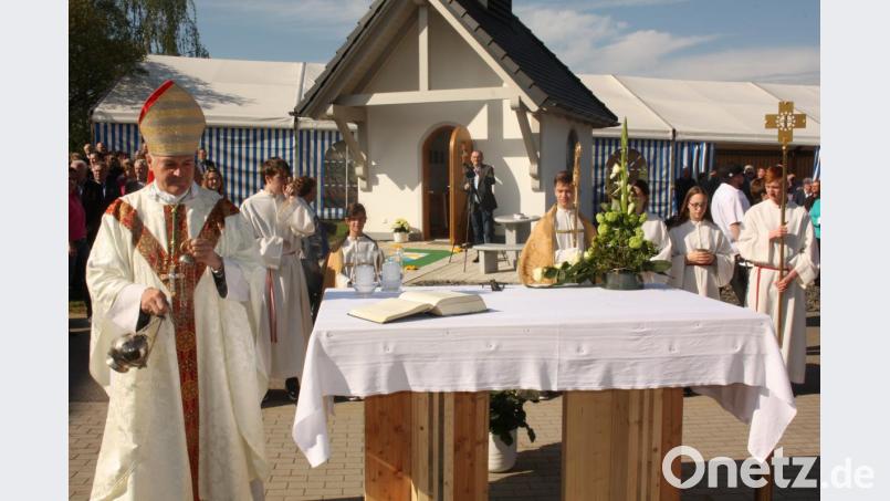 Abt Wolfgang Hagl segnet die Marienkapelle auf dem Sparrer-Anwesen. Bild: zer