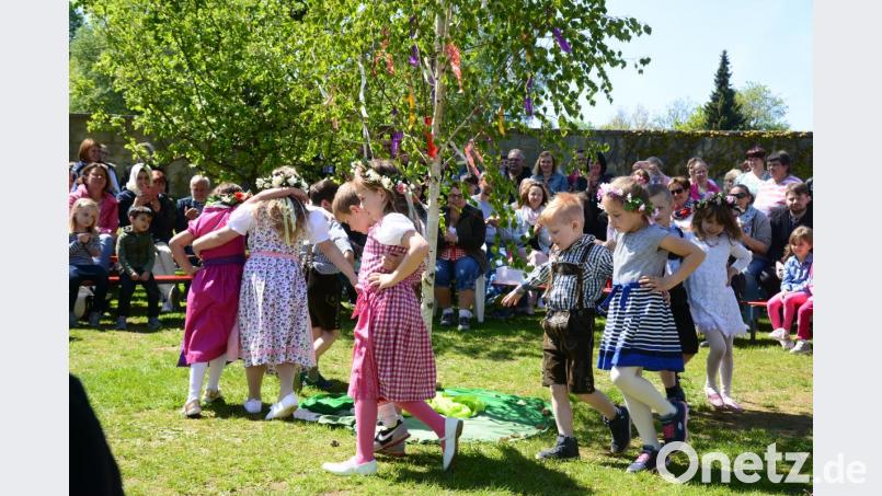 Zum Abschluss des Maifestes tanzen die Kinder um die Birke die &quot;Sternpolka&quot;. Bild: bey
