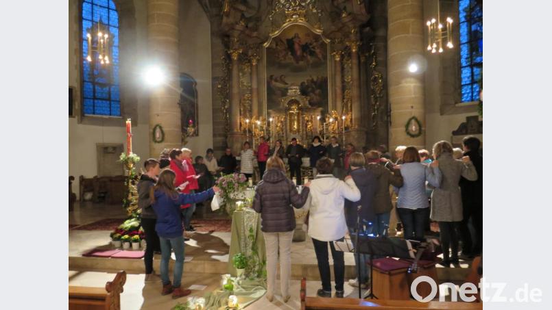 „Nehmen wir all unsere Hoffnungen mit in den Altarraum und versammeln uns dort zu einem großen Kreis“, lautet die Einladung am Ende des ökumenischen Abendgebets. Bild: jzk