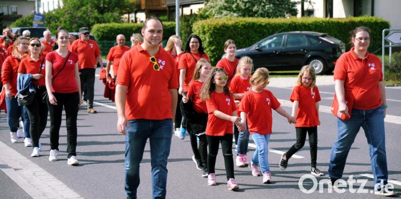 Auch die FG Knappnesia zeigte beim Zug zum Dultplatz Flagge. Bild: gf