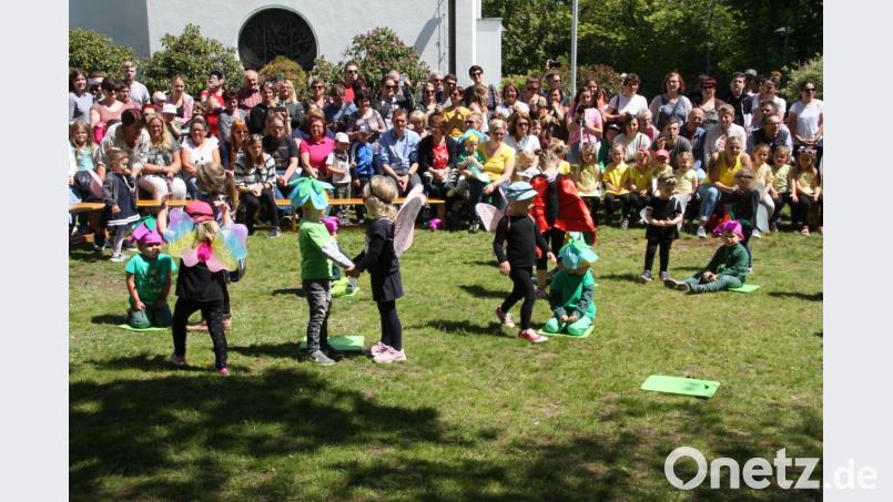 Viele Zuschauer beobachten das Singspiel. Bild: adj