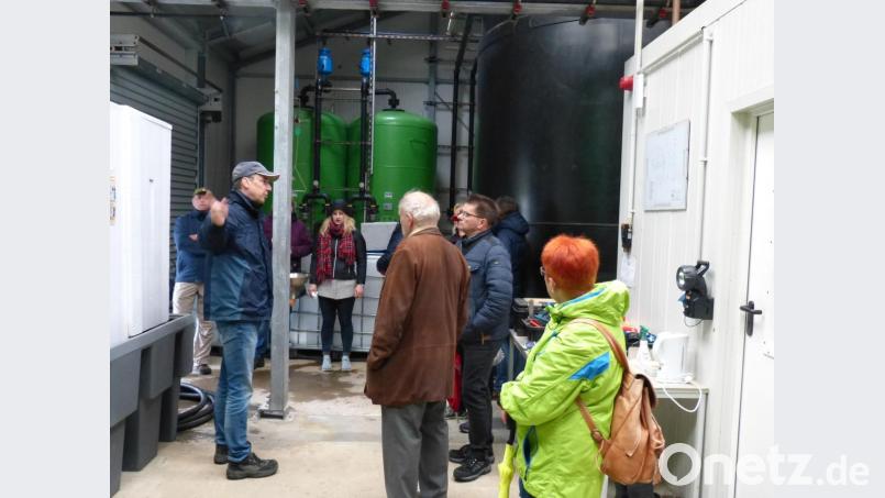 In der Wasseraufbereitungsanlage am Fuß des Schlackenbergs mit Führer Walter Pirner (links). Bild: exb
