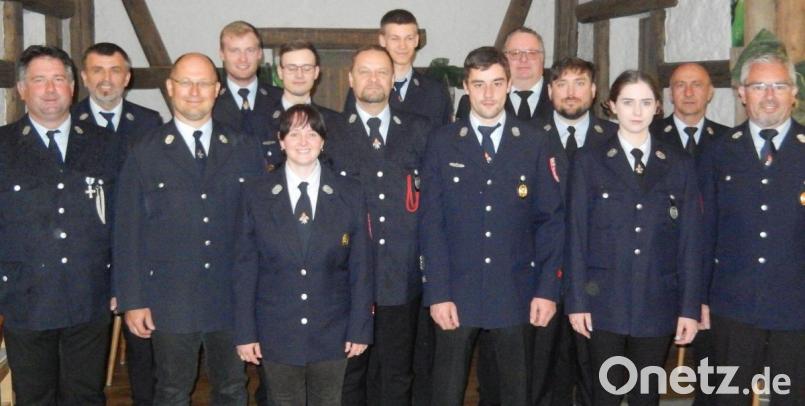 Neun Aktive der Röthenbacher Feuerwehr stellten sich mit Erfolg den Anforderungen der Leistungsprüfung (von links): Kommandant Anton Kick, Albert Bader, Gerhard Streibelt, Jonas Zeitler, Tanja Stengl, Emilio Zahn, Alexander Schmidt, Maximilian Zölch, Marco Schricker, Kreisjugendwart Wolfgang Bauer, Justin Espada, Franziska Espada, Kreisbrandmeister Herbert Thurm und Feuerwehrvorsitzender Hubert Schricker. Bild: ang