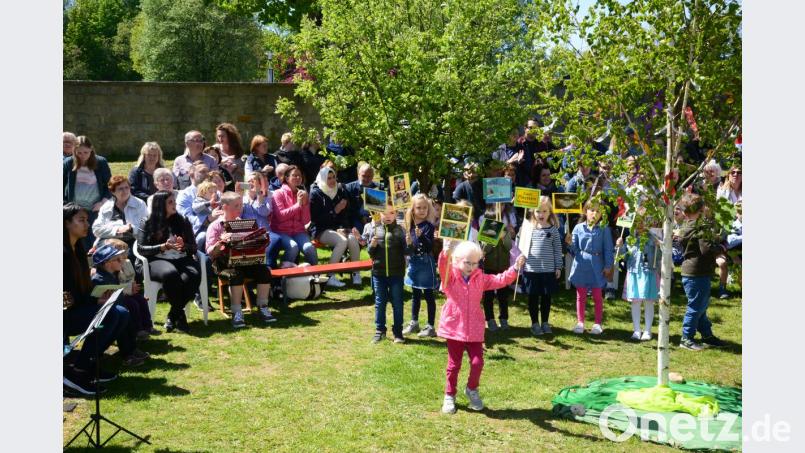 Das Pleystein-Lied gibt´s beim Maifest in Wort mit Gesang und entsprechenden Bildern, alles gleich in acht Reimen. Bild: bey