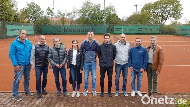 Diese neue Führungsriege mit Vorsitzenden Michael Bock (Mitte) an der Spitze wird den Tennisclub die nächsten zwei Jahre führen. Dazu gratulierte Bürgermeister Hermann Ach. Bild: gi