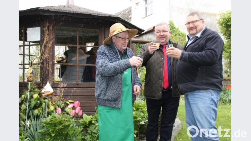 Der Vorsitzende des Obst- und Gartenbauvereins Schnaittenbach Willi Meier, Bürgermeister Sepp Reindl und stellvertretender Vorsitzender Bernhard Kraus (von links.) stoßen auf das Gelingen der Kräutergartensaison 2019 an. Bild: ads