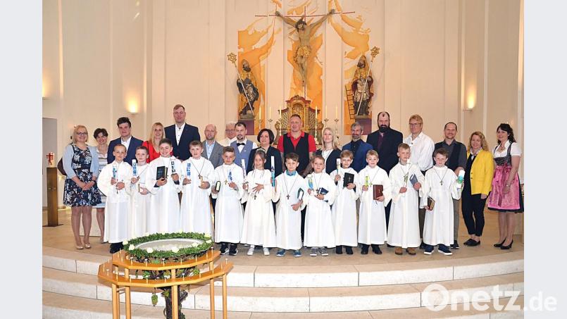 Mit ihren vier Lehrerinnen, allen Taufpaten und Pfarrer Georg Hartl (hinten, Siebter von links) feierten 12 Kinder am gestrigen Sonntag ihre Erstkommunion in der Emmeramskirche. Bild: fjo