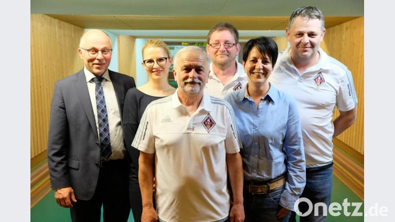 Bürgermeister Albert Nickl gratuliert zur Wiederwahl (von links) Schatzmeisterin Sabrina Schuller-Krausch, Vorsitzendem Hans Schuller, zweitem Vorsitzendem Markus Schrembs, Schriftführerin Marina Braun und dem neuen Sportchef Markus Edl. Bild: do