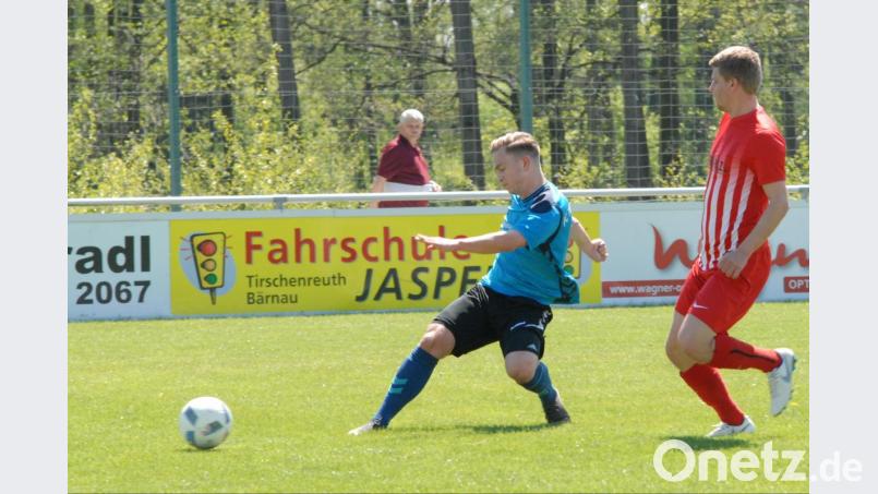 Der FC Tirschenreuth beendete die Bezirksliga-Saison 2018/19 mit einem 3:2-Sieg gegen den TSV Thiersheim. Hier zieht Daniel Kahrig (links) ab. Bild: gb