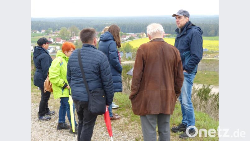 Die Teilnehmer beim Aufstieg vor einer Infotafel, mit Blick auf die Ölpumpen der ehemaligen Schlammteiche und die Ortschaft Siebeneichen. Rechts im Bild Walter Pirner von der Firma Protect. Bild: exb
