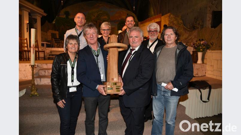 Im französischen Tullins übernahm die Tirschenreuther Delegation um Vinzenz Rahn (vorne, Zweiter von links) und Peter Gold (vorne, Zweiter von rechts) aus den Händen von Europassion-Generalsekretär Josef Lang (hinten rechts) und Thomas Hummel als Ländervertreter für Deutschland und Polen (hinten, Zweiter von rechts) die Statue. Darüber freuen sich ebenfalls Rosi Rahn (vorne links), Florian Winklmüller (vorne rechts), Mirko Streich (hinten links) sowie Gaby Saller (hinten, Zweite von links). Bild: exb/W. Miehl
